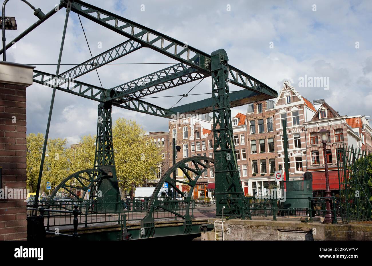 Zugbrücke und historischen Reihenhäuser in Amsterdam, Niederlande Stockfoto