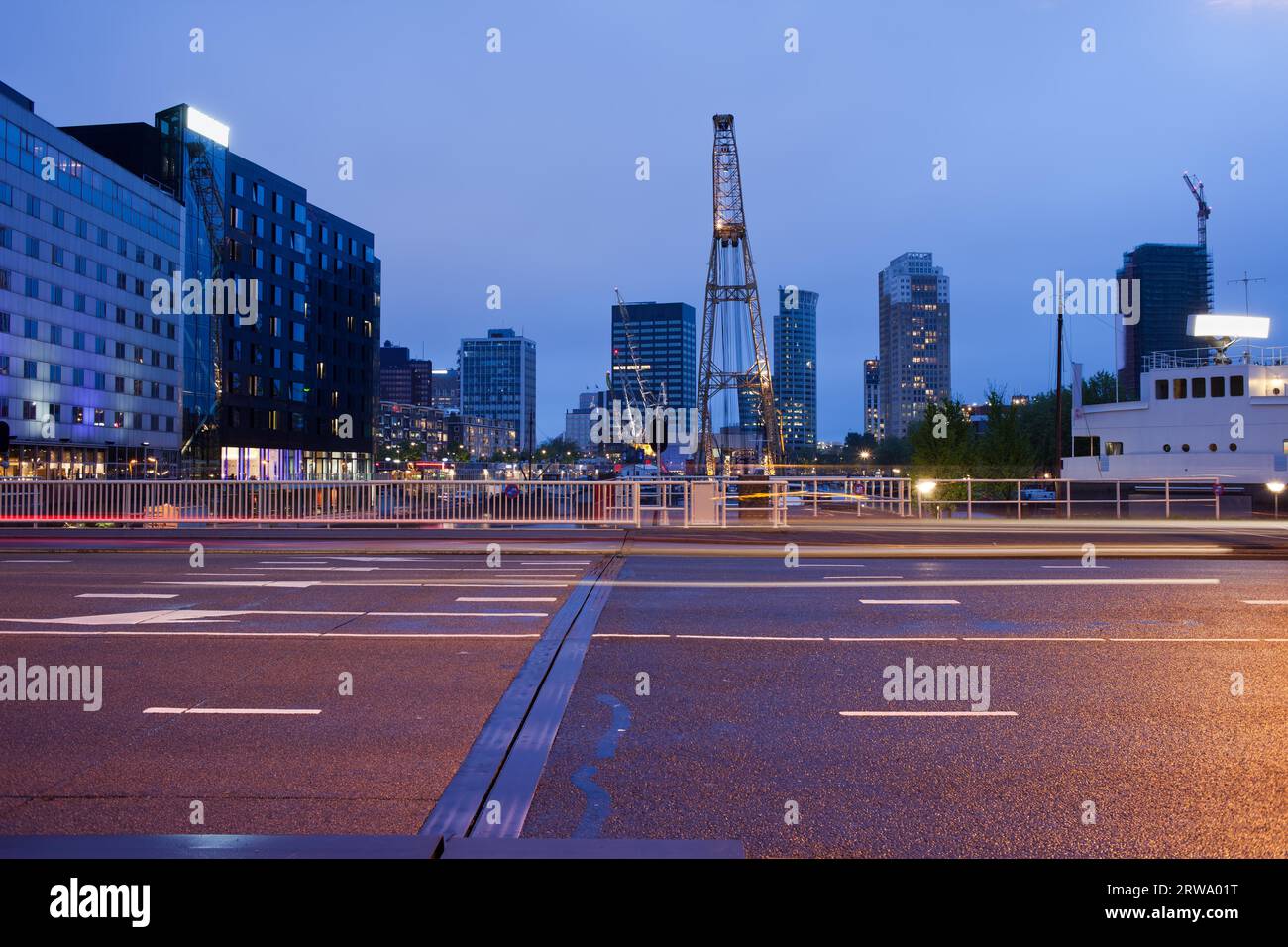 Schiedamsedijk Mehrspurige Straße bei Nacht im Stadtzentrum von Rotterdam in Südholland, Niederlande Stockfoto