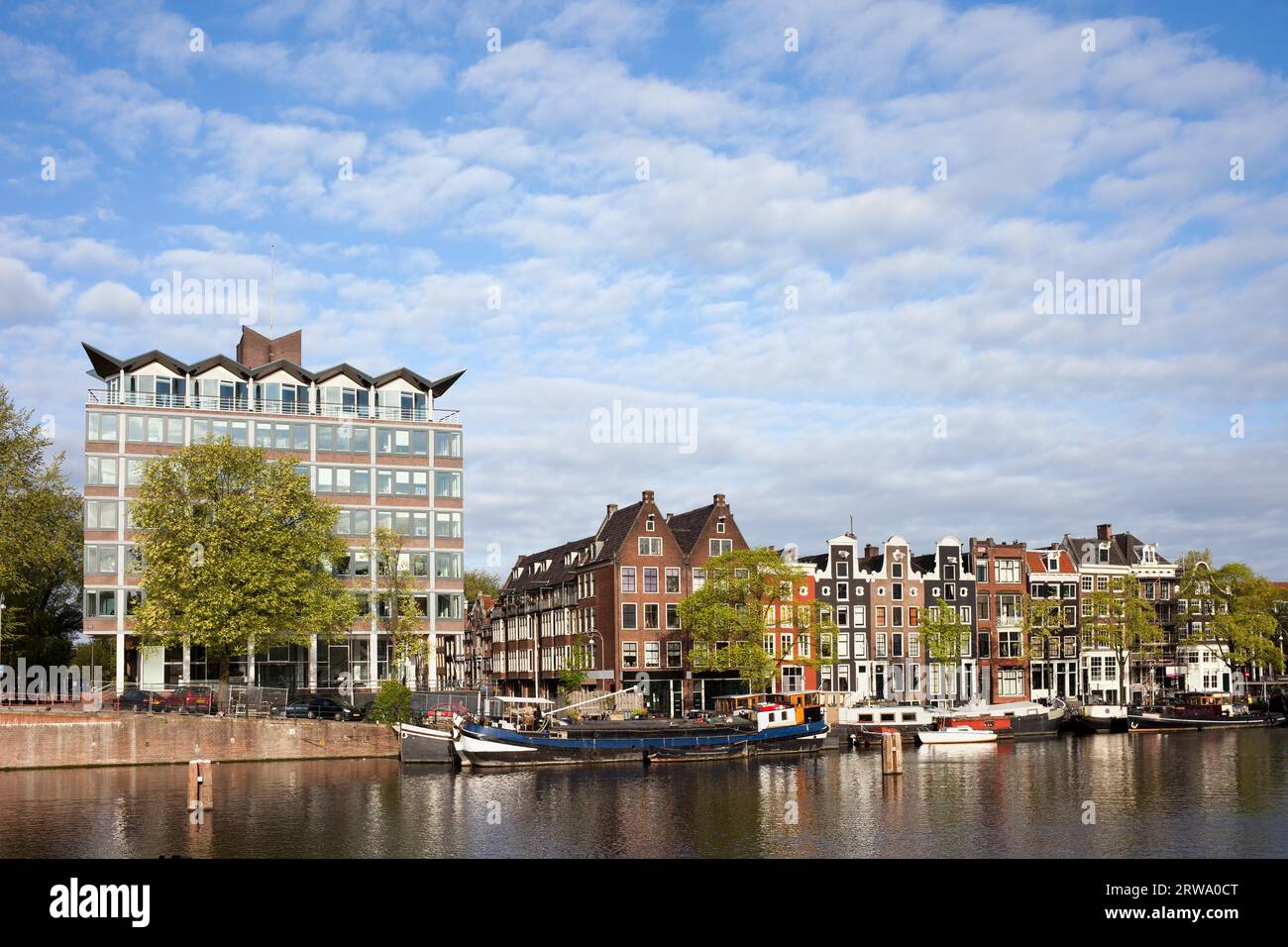 Amsterdamer Skyline der Stadt vom Fluss Amstel in Holland, Niederlande Stockfoto