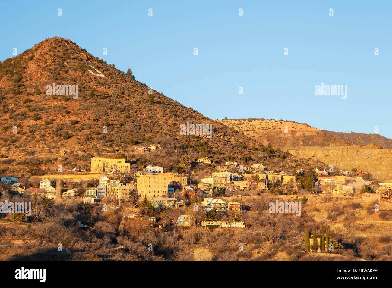 Jerome Stadt, gelegen auf einem Hügel in der winterlichen Morgensonne in Arizona, USA Stockfoto