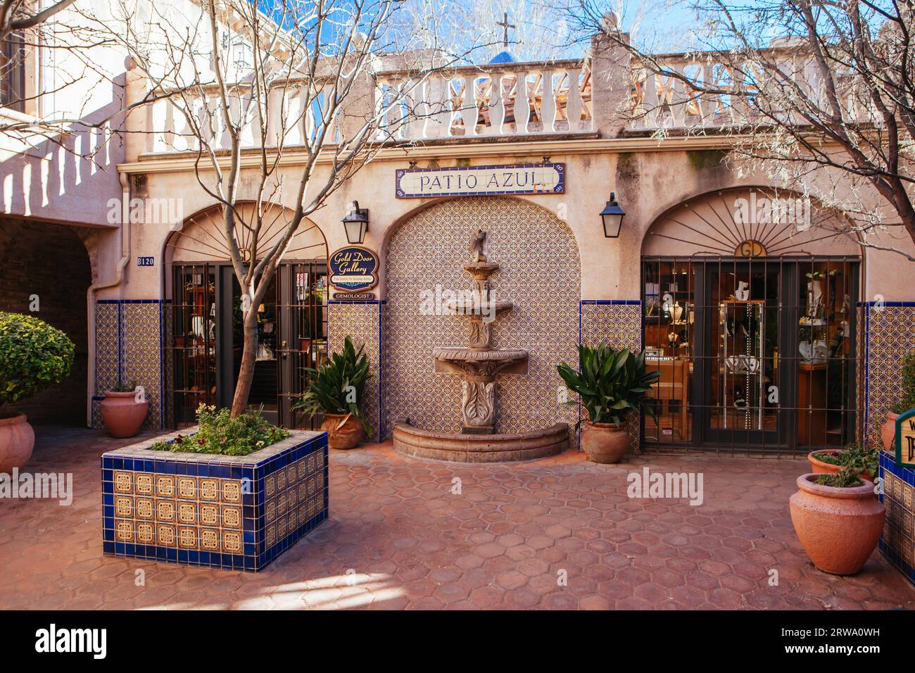 Sedona, USA, 4. Februar 2013: Das ikonische Tlaquepaque Arts Crafts Village mit atemberaubender Architektur in Sedona, Arizona, USA Stockfoto