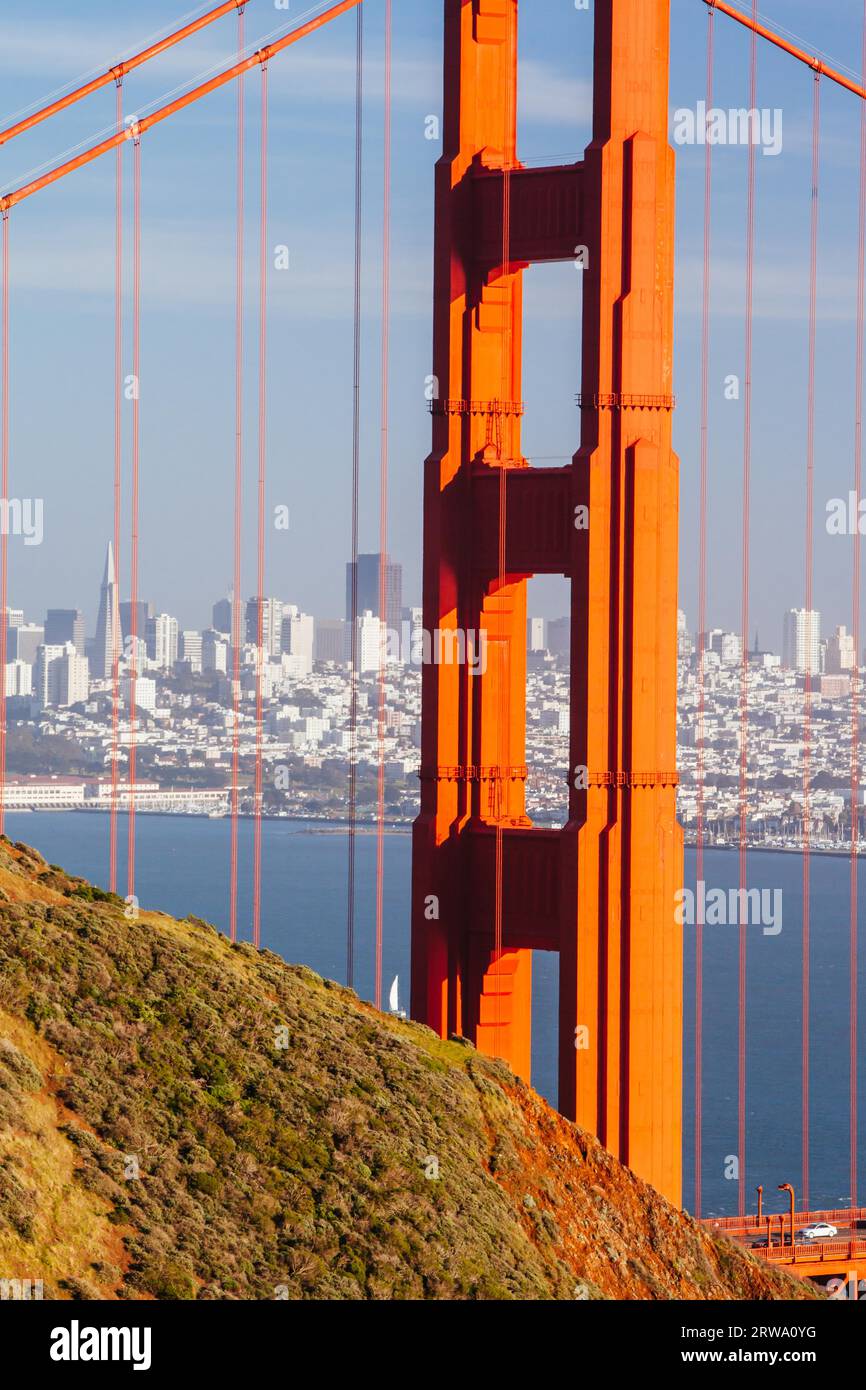 Mittags Blick auf die Golden Gate Bridge in Richtung Innenstadt von San Francisco. Von Conzelman Rd in Kalifornien, USA Stockfoto