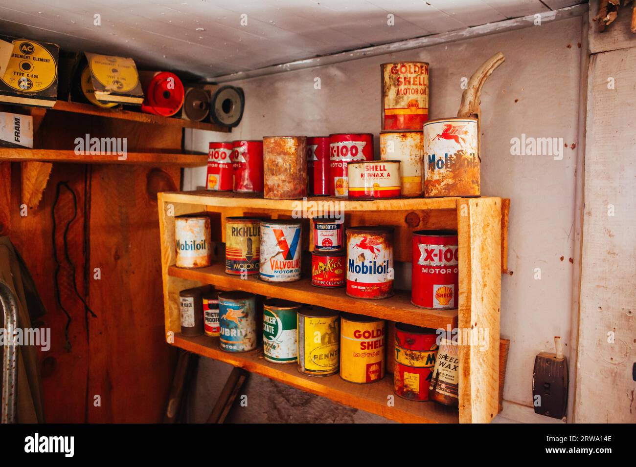 Jerome, USA, 4. Februar 2013: Das Gold King Mine Museum und die Geisterstadt an einem klaren Tag in der Nähe von Jerome in Arizona, USA Stockfoto