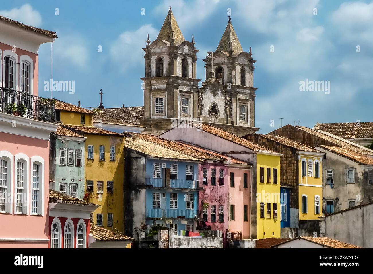 Blick vom Largo do Pelourinho, Kolonialarchitektur, Kirchen und Gebäude unter hellblauem Himmel Stockfoto