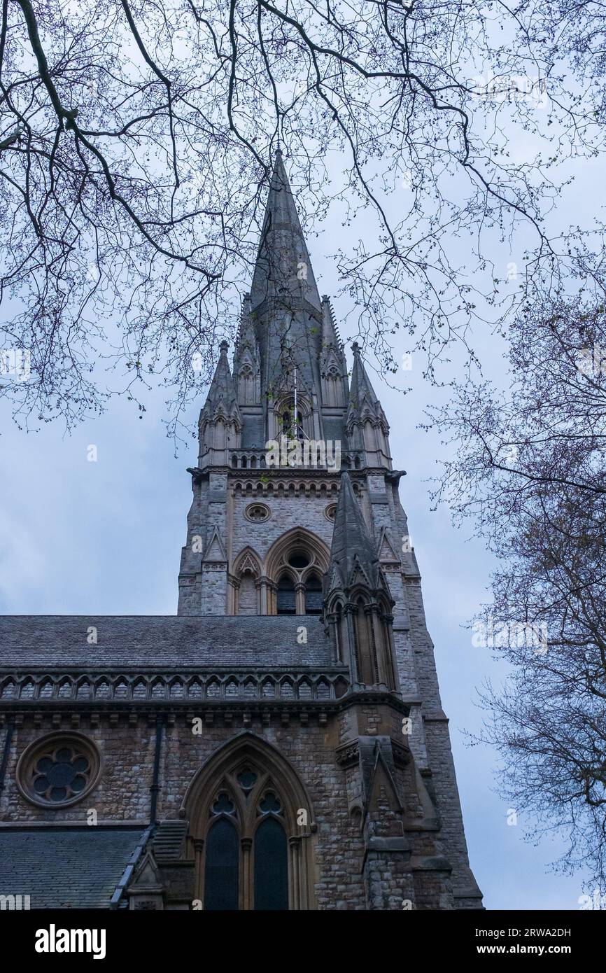 London, Großbritannien, 2023. Die neogotische Kirche St Mary Abbots (1872 erbaut) an der Kensington High Street hat den höchsten Turm Londons Stockfoto