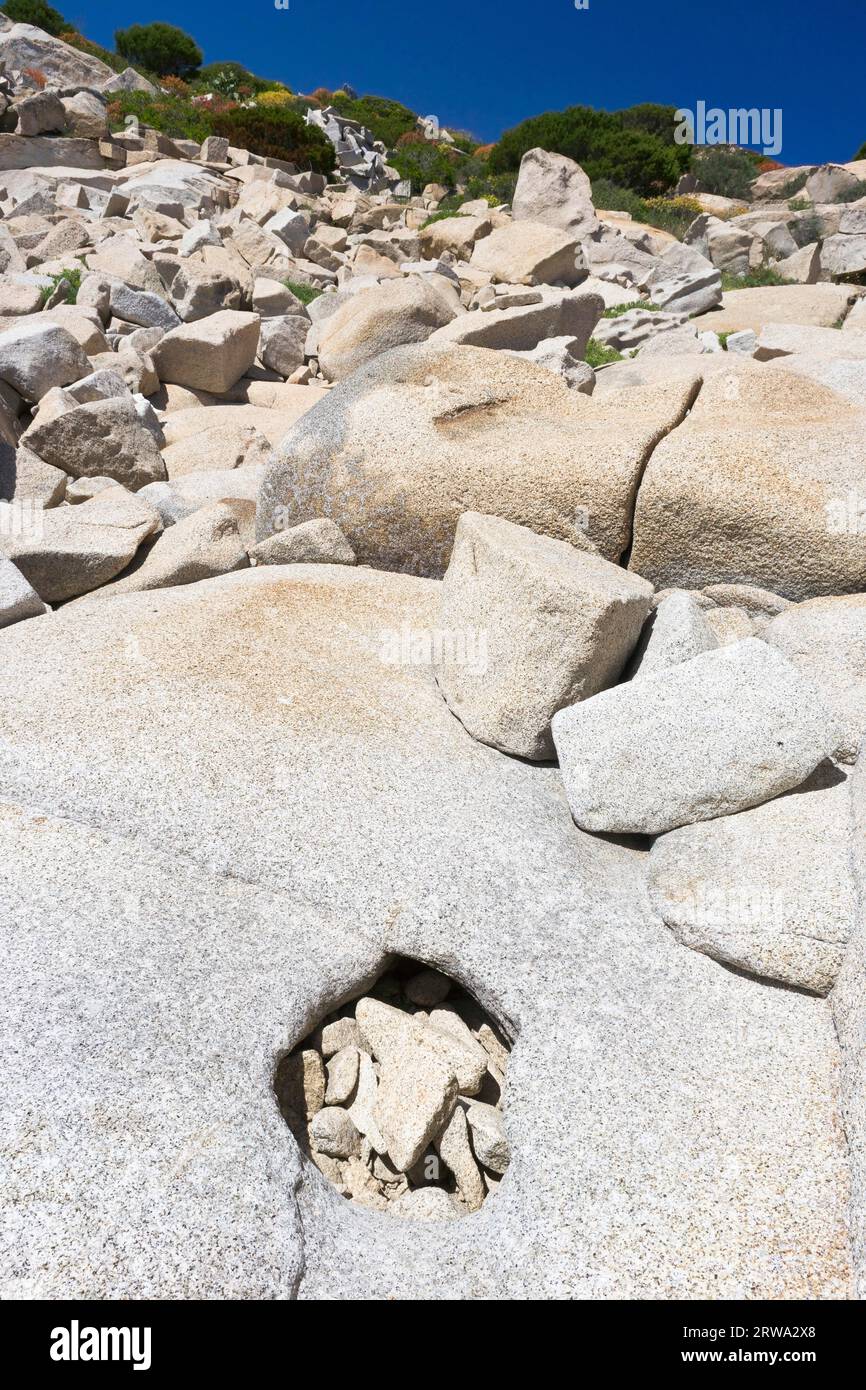 Erodierter Granit am Strand von Punta Molentis, Villasimius, Sarrabus, Provinz Cagliari, Sardinien, Italien Stockfoto