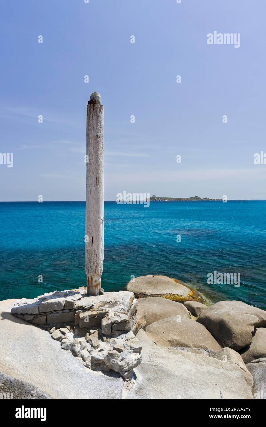 Ein kleiner Hafen an der Cava Usai, mit dem Leuchtturm Isola di Cavoli im Hintergrund, Capo Cabonara, Villasimius, Sarrabus, Provinz Cagliari Stockfoto