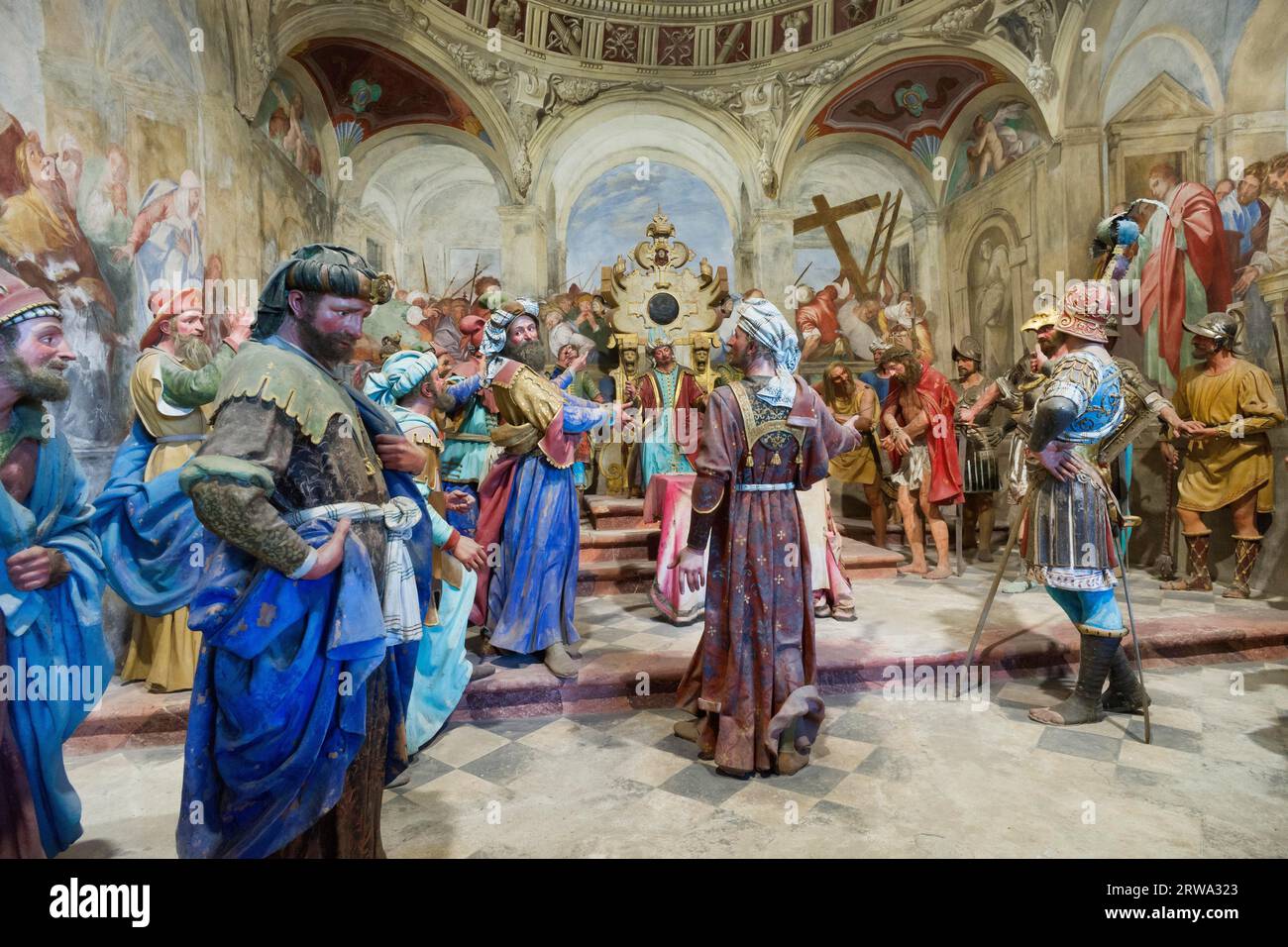 Jesus wird von Pilatus verurteilt. Dargestellt in Terrakotta-Figuren mit echtem Haar von Giovanni d'Enrico und Fresken von Pier Francesco Mazzucchelli Stockfoto