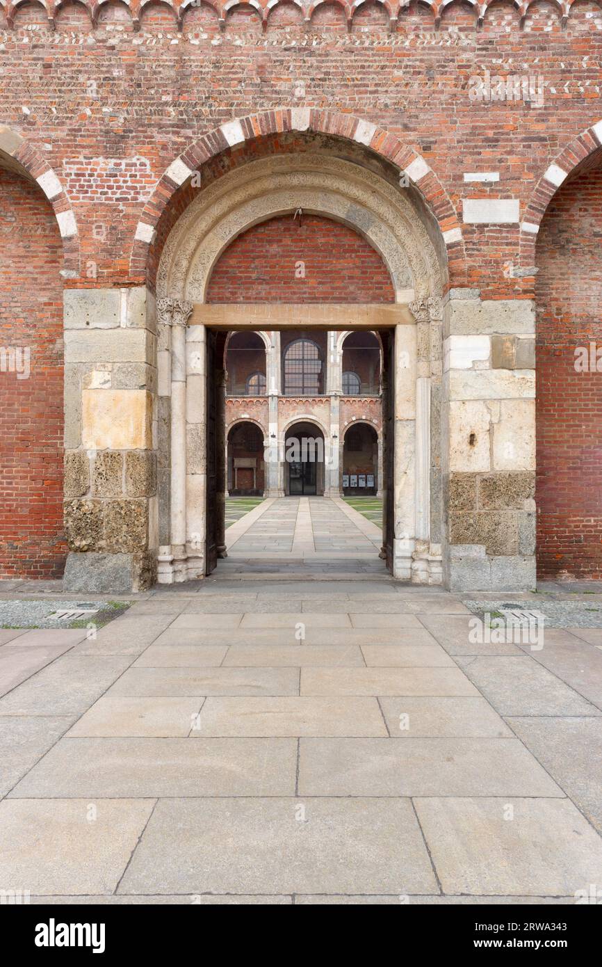 Das Atrium und der Narthex der wichtigen frühchristlichen romanischen Basilika Sant? Ambrogio in Mailand. Das Atrium und der Narthex, das bedeutsame Stockfoto