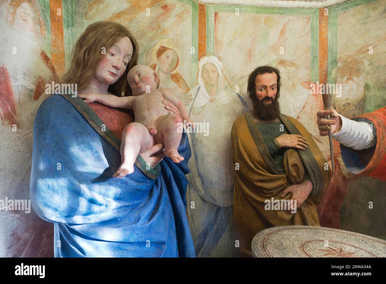 Die Beschneidung Jesu im Tempel. Darstellung in Figuren aus Terrakotta mit Echthaar und Fresken des berühmten Renaissance-Künstlers Stockfoto