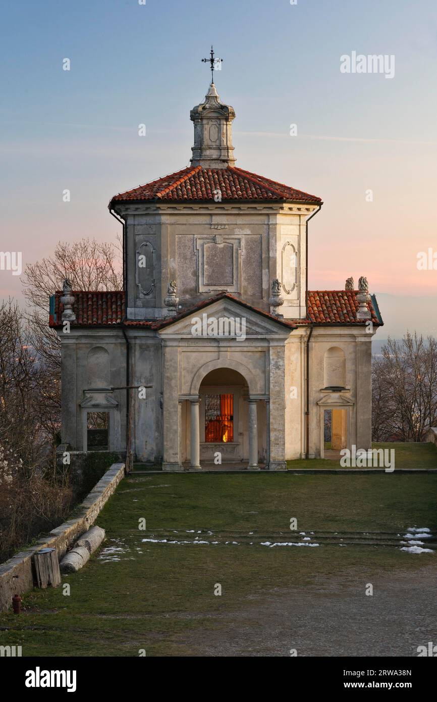 Die Himmelfahrt der Jungfrau Maria. Vierzehnte Kapelle des Architekten Giuseppe Bernascone (Varese) (1565 ? Varese) (1627) mit dem Heiligtum des Weihnachtsmanns Stockfoto