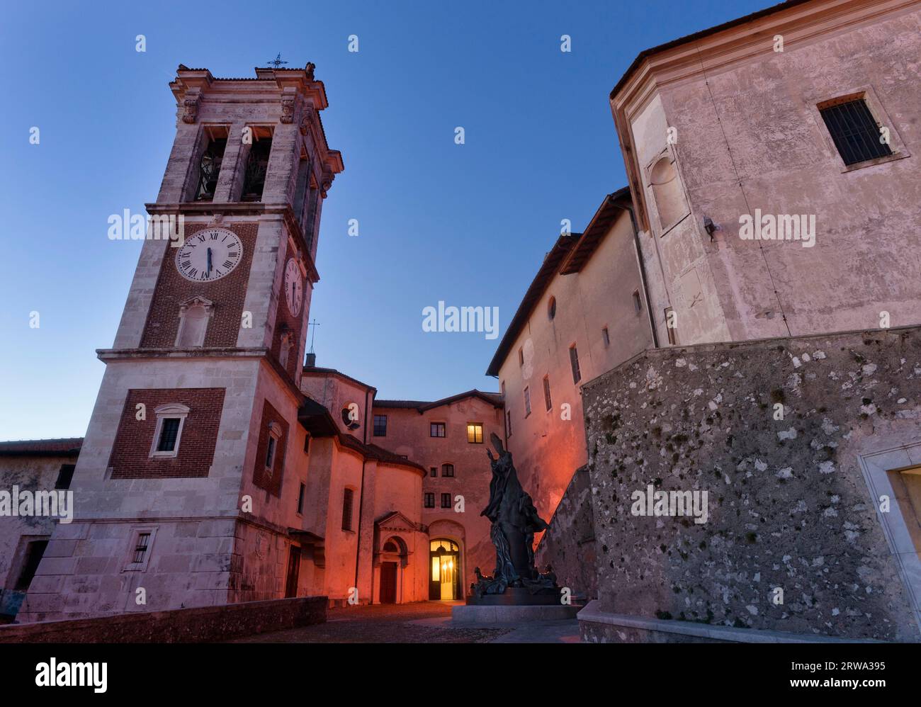 Der Turm und das Heiligtum von Sacro Monte di Varese, Architekt Giuseppe Bernascone (Varese) (1565 ? Varese) (1627) und die Bronzestatue des Papstes Stockfoto