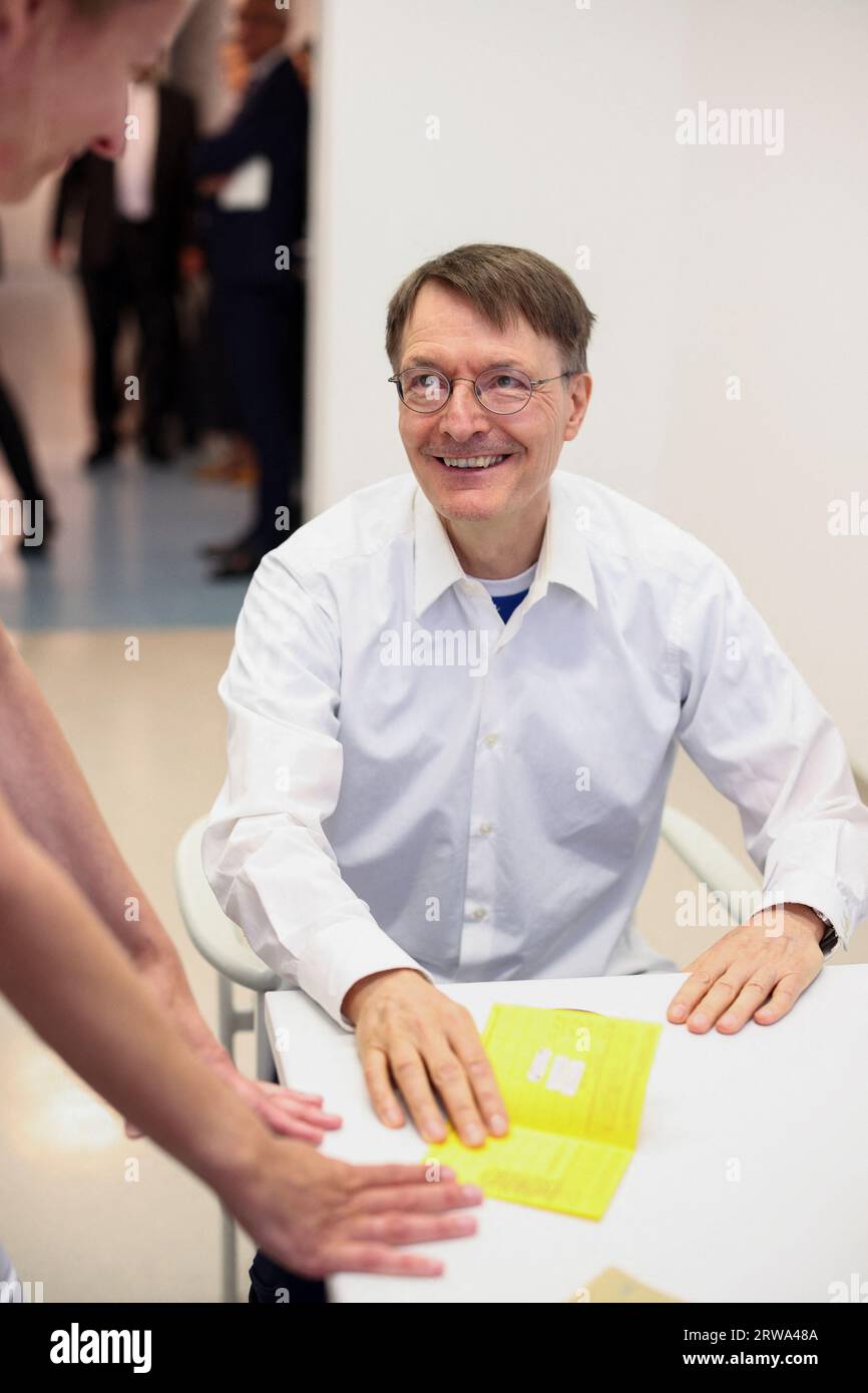 Berlin, Deutschland. September 2023. Karl Lauterbach (SPD), Bundesgesundheitsminister, erhält seine gelbe Impfkarte nach einer Auffrischimpfung gegen das Corona-Virus (COVID-19) im Bundeswehrkrankenhaus. Neue angepasste Impfstoffe gegen aktuelle Corona-Varianten werden ab Montag in Deutschland erhältlich sein. Quelle: Lisi Niesner/Reuters/Pool/dpa/Alamy Live News Stockfoto