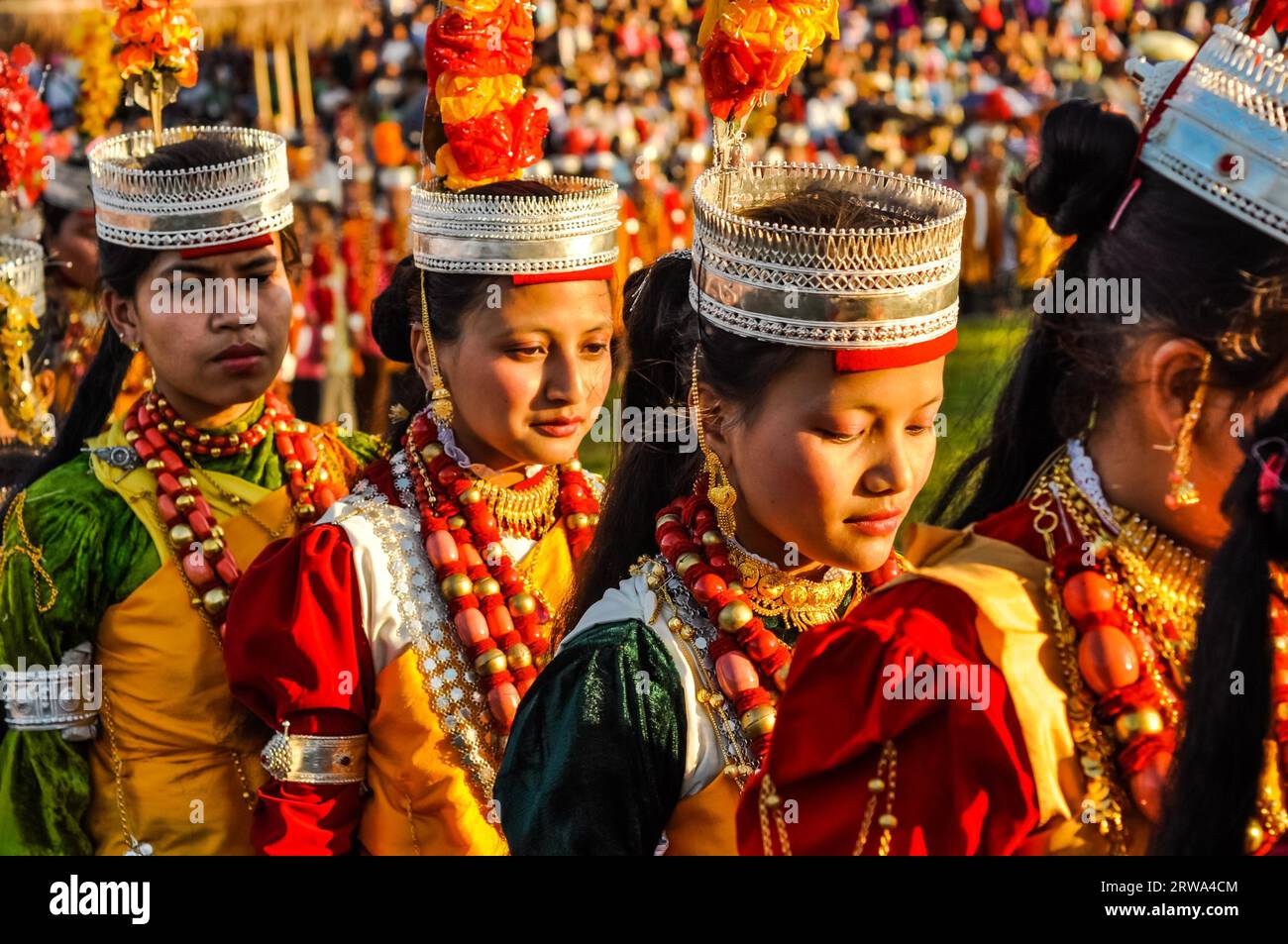 Shillong, Meghalaya, um April 2012: Foto von jungen Mädchen in traditionellen bunten Kostümen während der Tanzvorstellung im Shad Suk Mynsiem Stockfoto