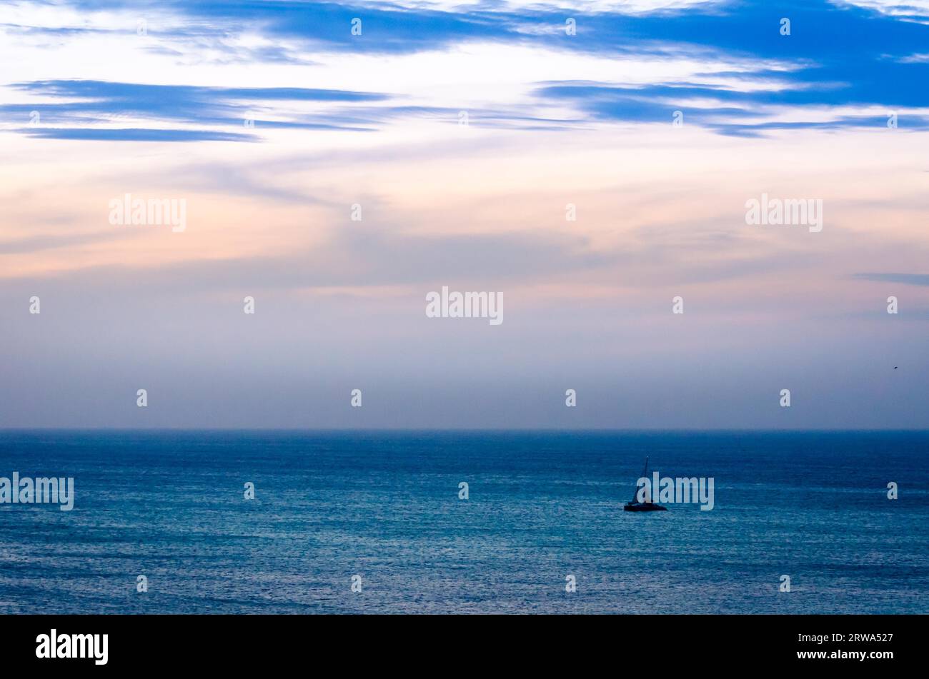 Dämmerung auf hoher See mit Schifffahrt Boot Silhouette im blauen karibischen Meer in Aruba Stockfoto