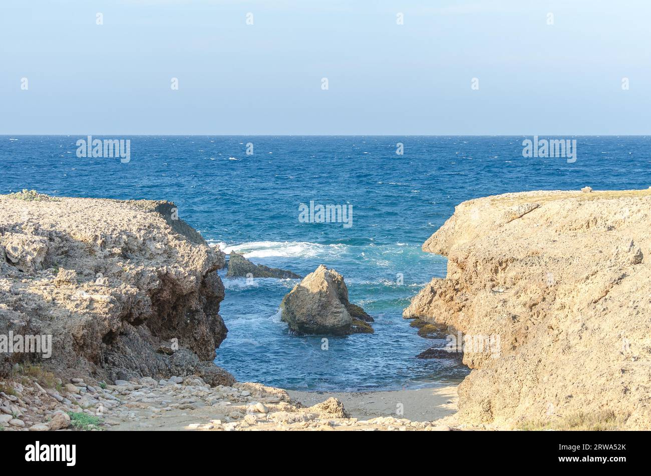 Panoramaaussicht auf den türkisfarbenen Naturstrand am Karibischen Meer in Aruba Stockfoto