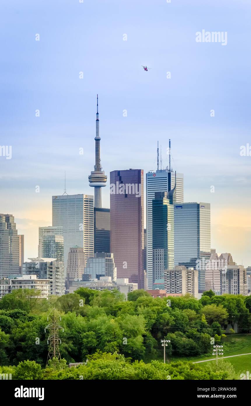 Toronto, Kanada, 27. Mai 2013: Skyline der Innenstadt von Toronto, Kanada, mit CN Tower im Frühjahr vom Riverdale Park East Stockfoto