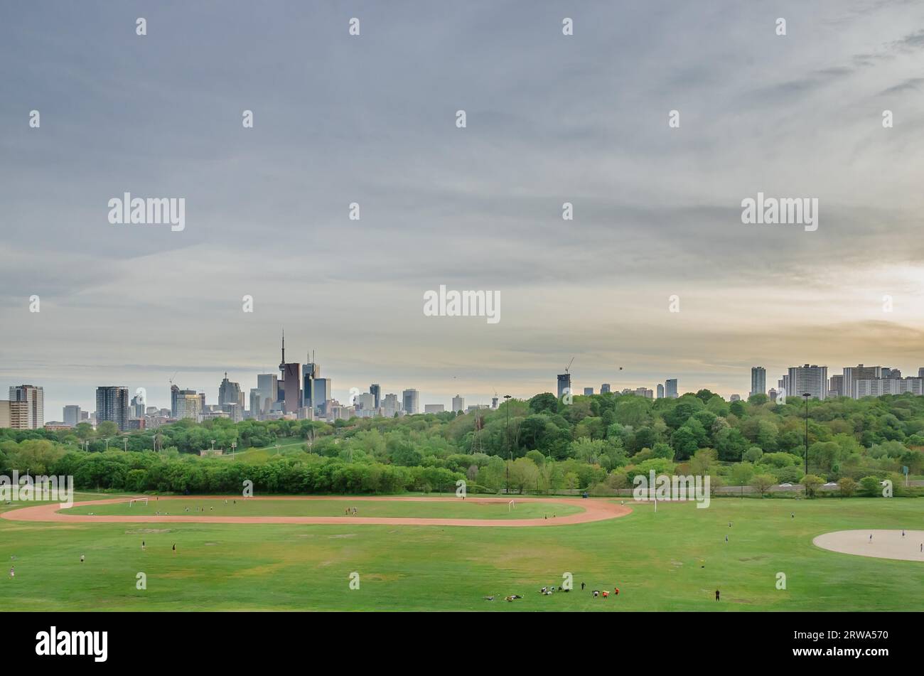 Toronto, Kanada, 27. Mai 2013: Skyline der Innenstadt von Toronto, Kanada, mit CN Tower im Frühjahr vom Riverdale Park East Stockfoto