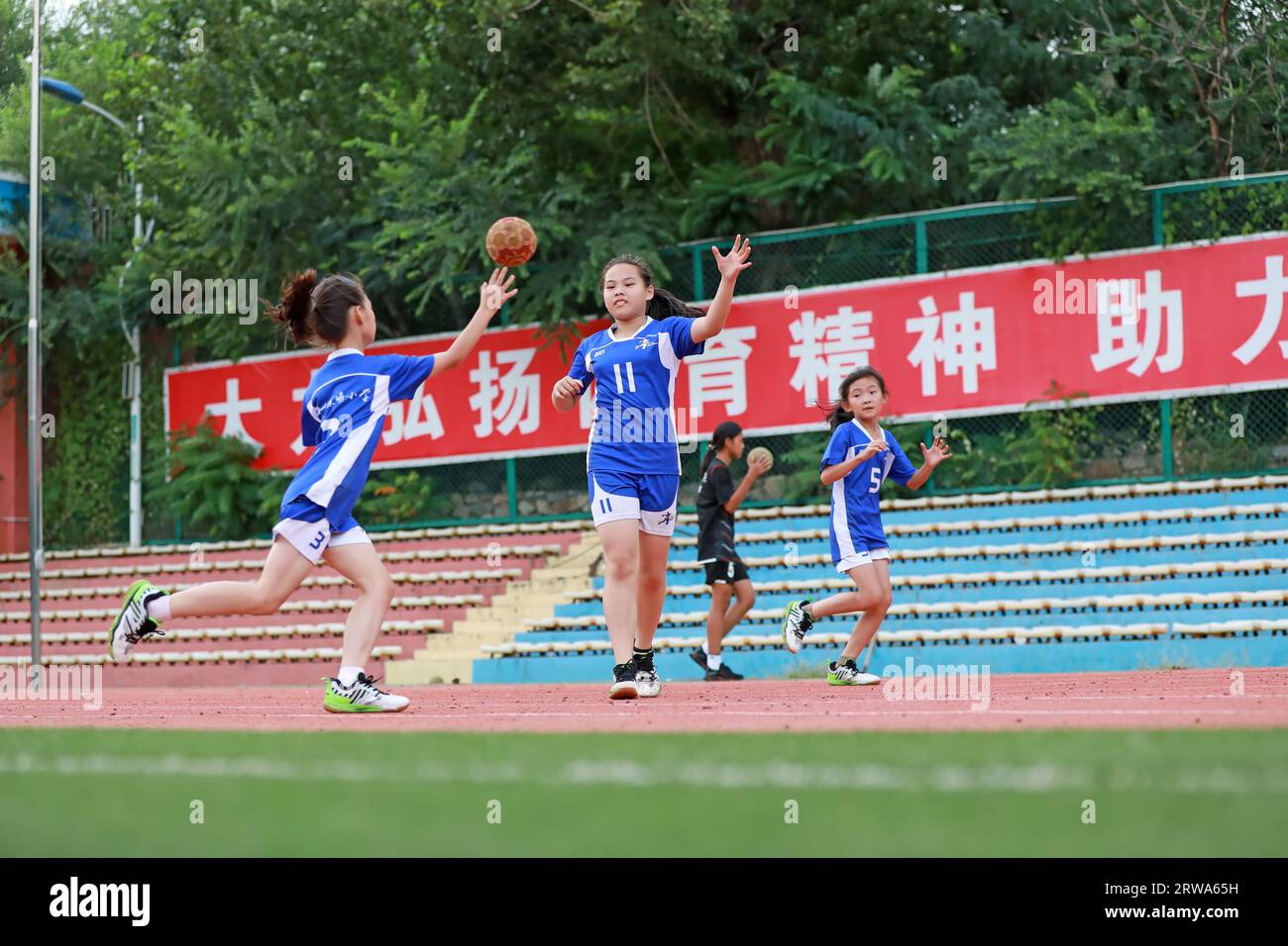 Luannan County, China - 23. August 2019: Handballspieler trainieren auf dem Spielplatz in Luannan County, Provinz Hebei, China Stockfoto