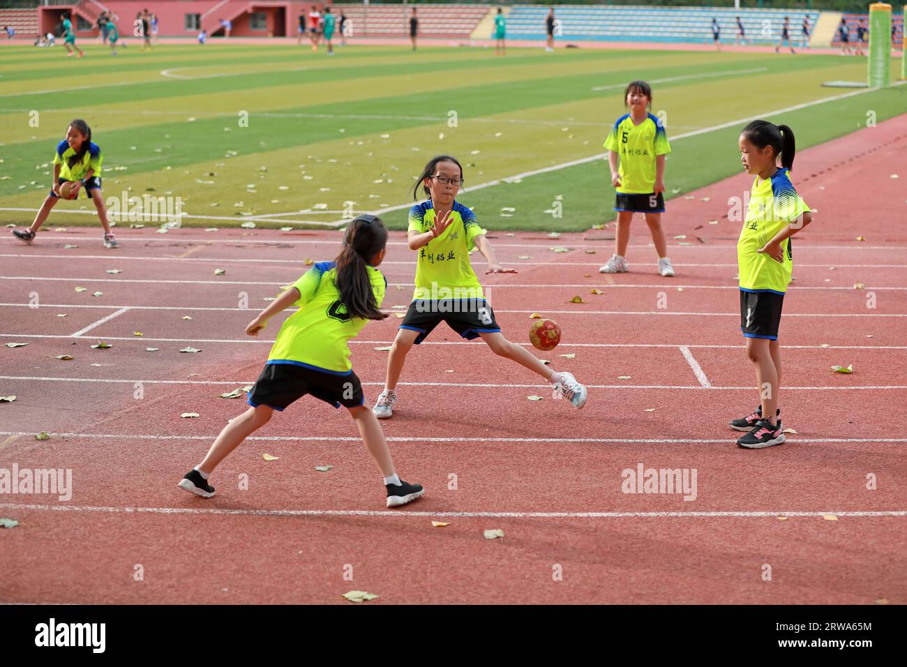 Luannan County, China - 23. August 2019: Handballspieler trainieren auf dem Spielplatz in Luannan County, Provinz Hebei, China Stockfoto