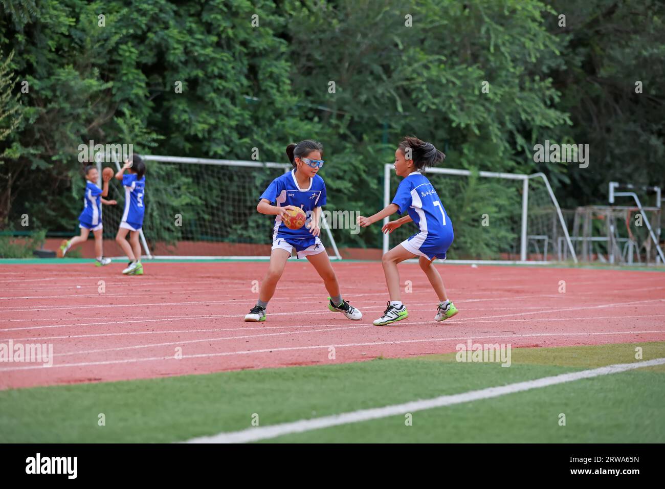 Luannan County, China - 23. August 2019: Handballspieler trainieren auf dem Spielplatz in Luannan County, Provinz Hebei, China Stockfoto