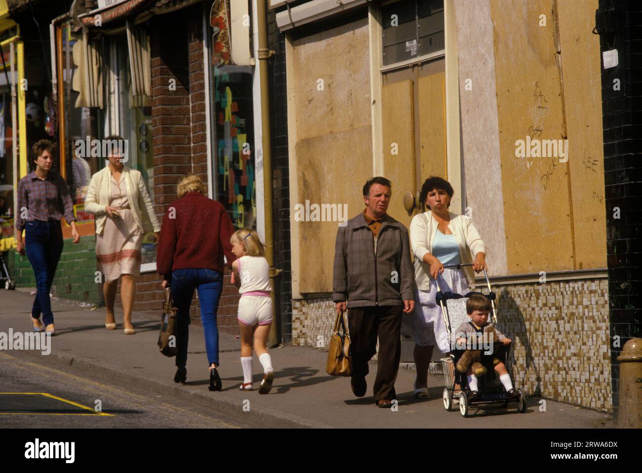 Die Bergleute streiken 1984 eingezäunte Geschäfte im Grubendorf Shirebrook Derbyshire. Arbeitergemeinschaft, Familien gehen einkaufen. 1980ER JAHRE UK HOMER SYKES Stockfoto