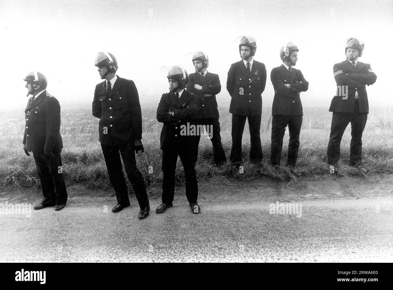 Verstärkung der Polizei während des Miners Strike 1984 in der Gascoigne Wood Drift Mine in Yorkshire, England. Die Polizei wartet darauf, dass die so genannten Schornsteine - arbeitende Kohlebergleute mit dem Bus ankommen und durch eine Streiklinie streikender Kohlebergleute zur Arbeit gebracht werden. HOMER SYKES AUS DEN 1980ER JAHREN Stockfoto