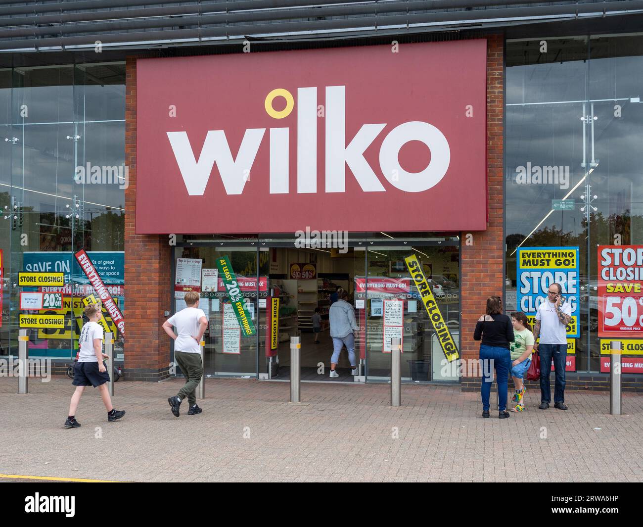 Wilko Homeware Store, Riverside Retail Park, Northampton, Großbritannien; in der Verwaltung mit Verkaufsschildern für Ladenschließungen. Stockfoto