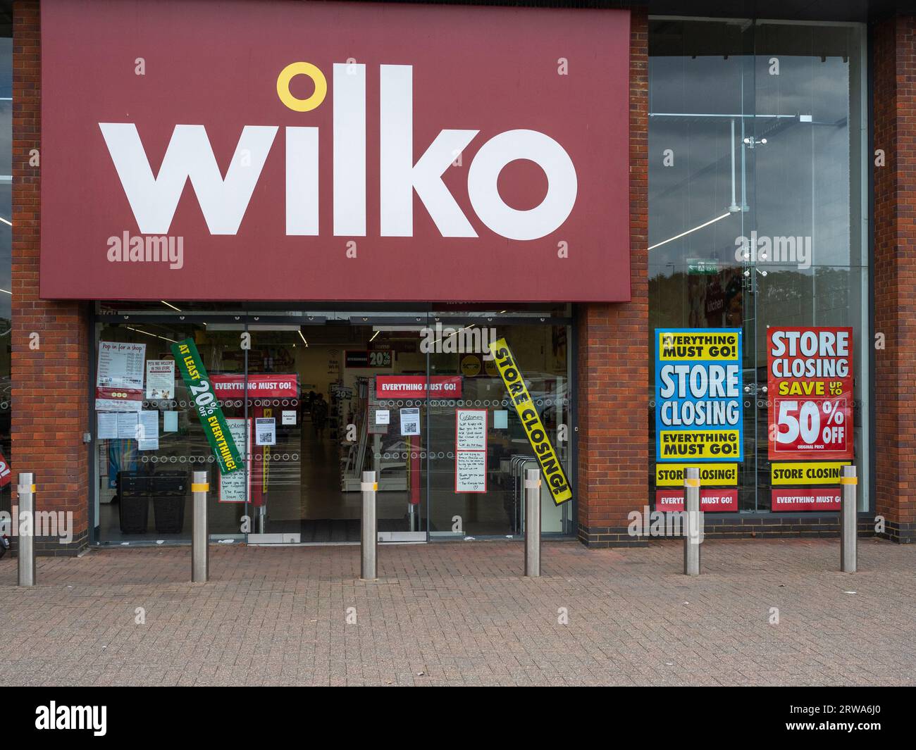 Wilko Homeware Store, Riverside Retail Park, Northampton, Großbritannien; in der Verwaltung mit Verkaufsschildern für Ladenschließungen. Stockfoto