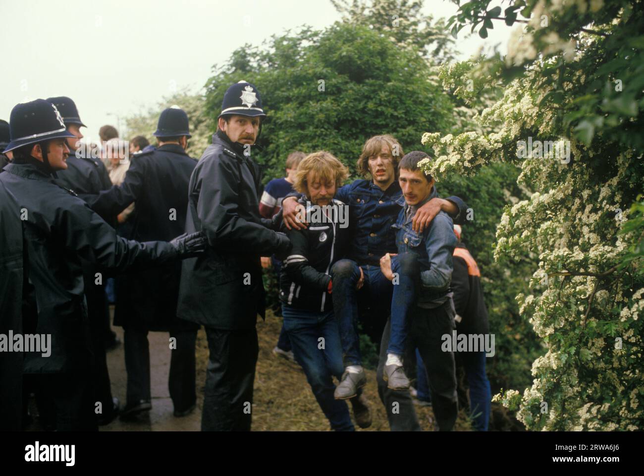 Bergleute streiken 1980er Jahre in Großbritannien. Die Schlacht von Orgreave war eine gewaltsame Konfrontation zwischen der Polizei und Pickets in einem Kokerei der British Steel Corporation in Orgreave. Fliegende Pickets, die von Kollegen verletzt wurden. Orgreave, Yorkshire, 1984 UK HOMER SYKES Stockfoto