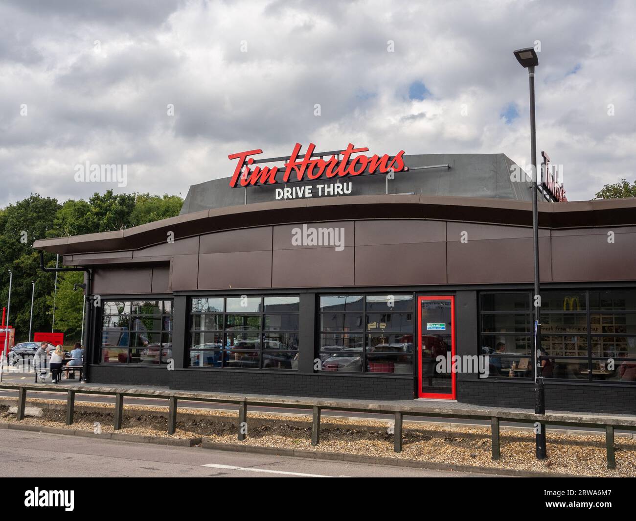 Tim Hortons Drive Thru Restaurant, Riverside Retail Park, Northampton, Großbritannien Stockfoto