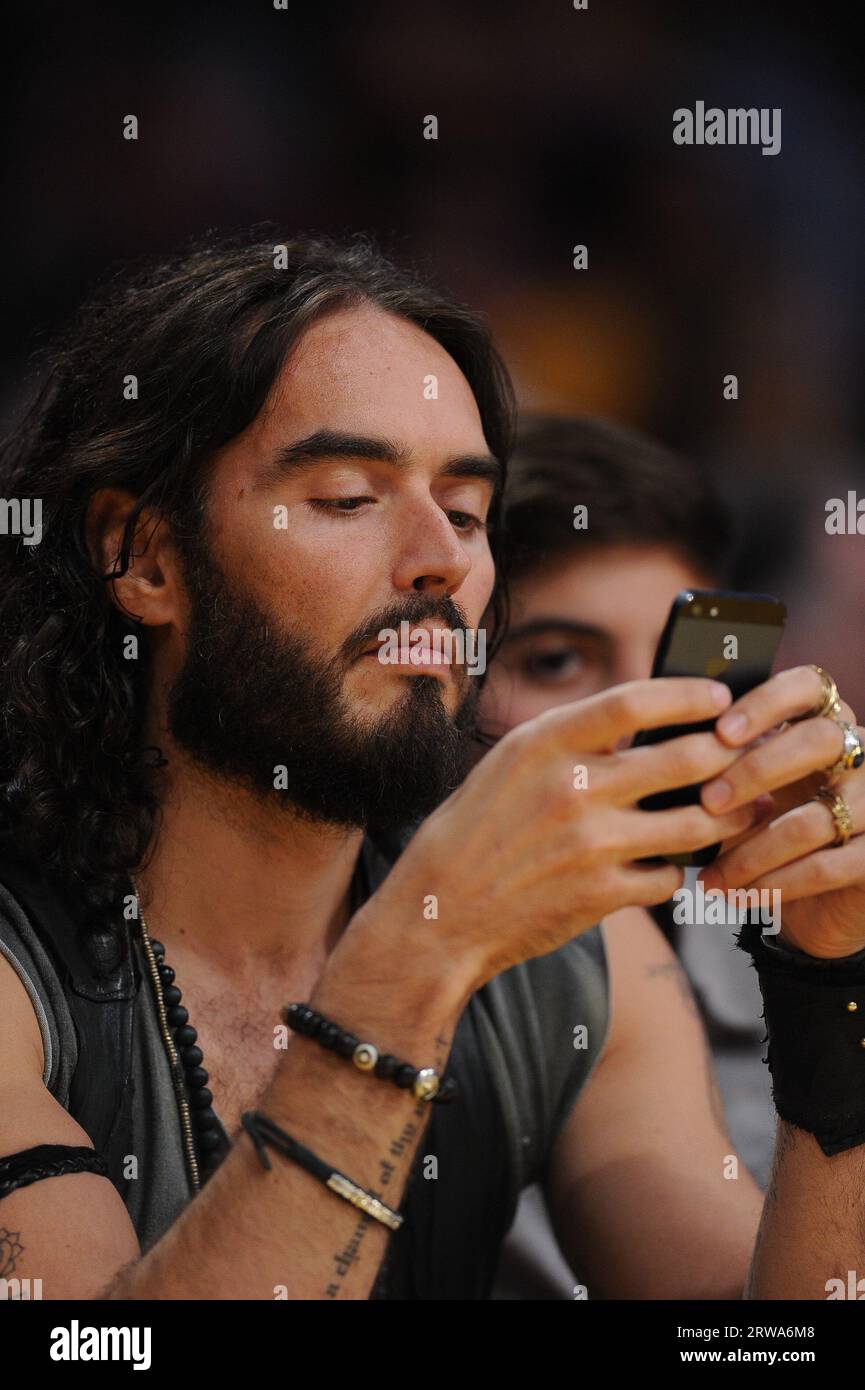 Los Angeles, USA 17. September 2023 DATEIBILD vom 30. Oktober 2012 Russell Brand sieht die Los Angeles Lakers gegen Dallas Mavericks in der NBA im Staples Center, Los Angeles, Kalifornien, USA. Quelle: Headlinephoto/Alamy Live News Stockfoto
