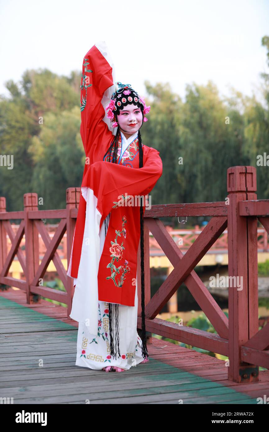 Luannan County, China - 27. August 2019: Die Künstler der Pekinger Oper üben grundlegende Fähigkeiten im Park, Luannan County, Provinz Hebei, China Stockfoto