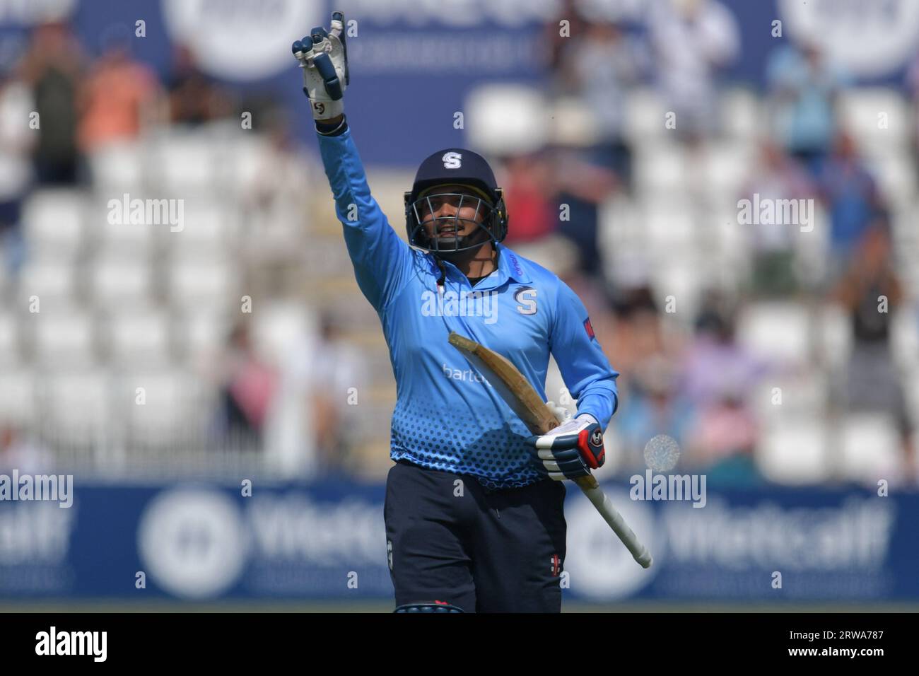 Northampton, England - 9. August 2023: Prithvi Shaw von Northamptonshire Steelbacks feiert das Erreichen eines doppelten Jahrhunderts Stockfoto