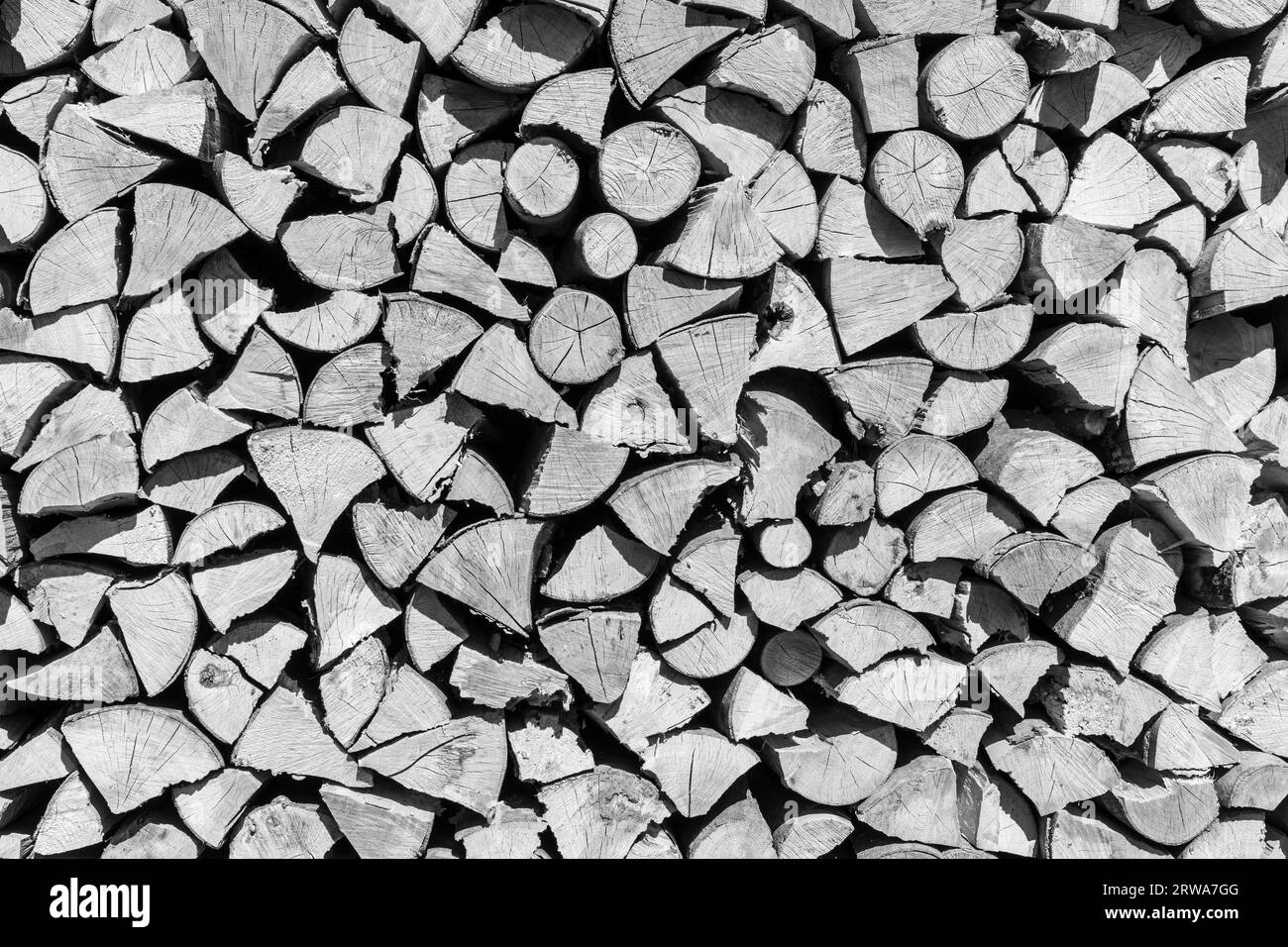 Stapel Feuerholz. Vorbereitung des Feuerholzes für den Winter. Stockfoto