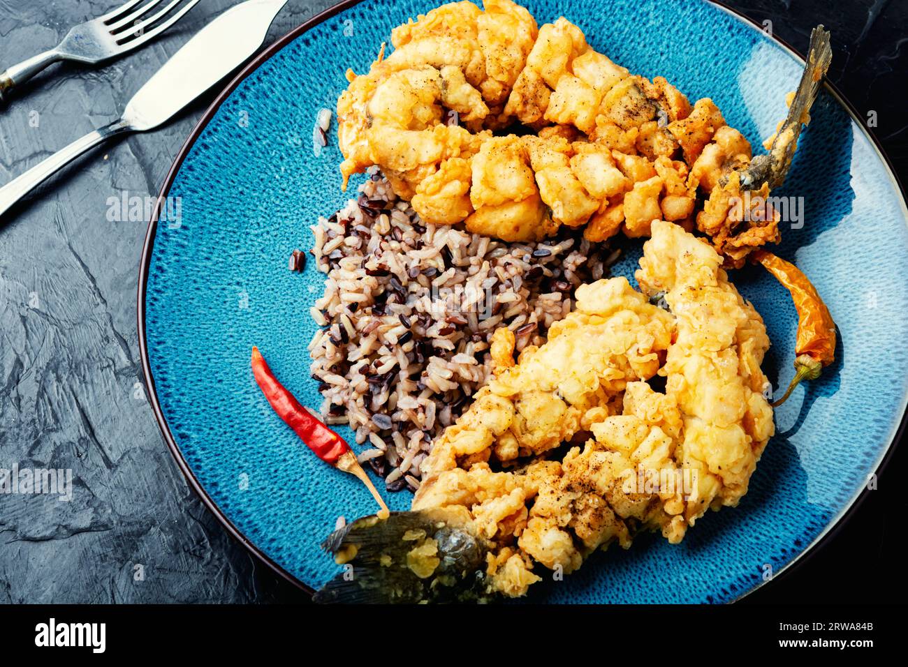 Panierter frittierter Fisch und gekochter Reis. Indisches Gericht Stockfoto
