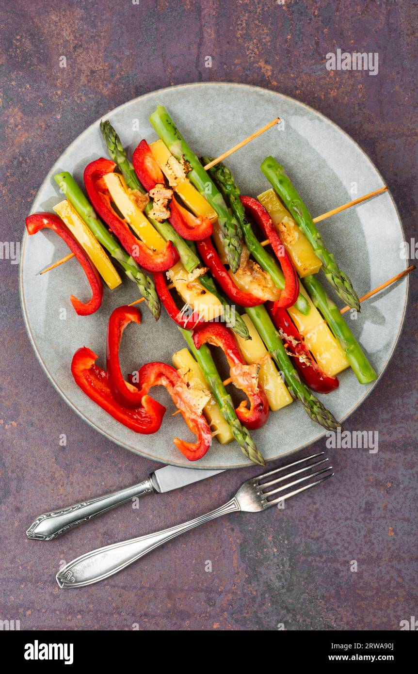 Hausgemachte Kebabs mit Paprika, grünem Spargel, Hartkäse. Stockfoto