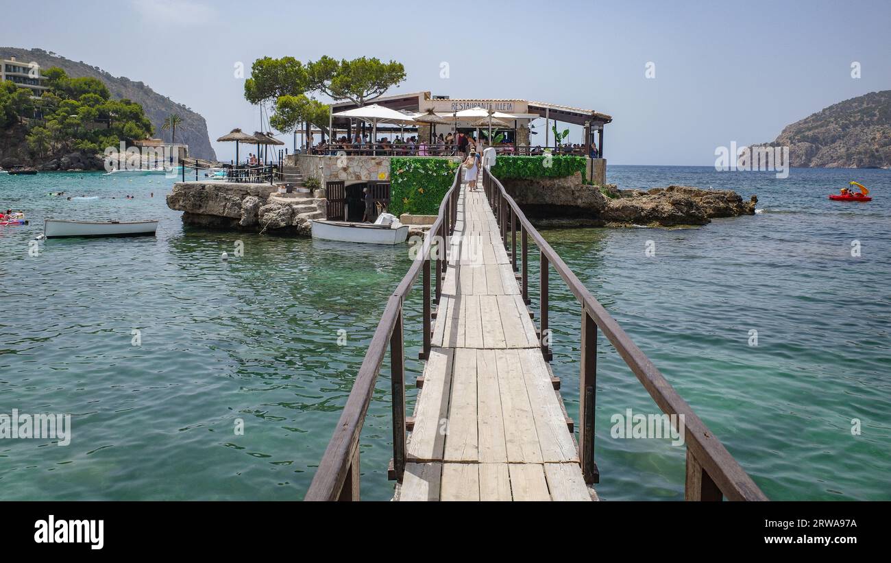 Mallorca, Spanien - 11. Juli 2023: Restaurant Illeta Pier in Camp de Mar, Mallorca, Balearen Stockfoto