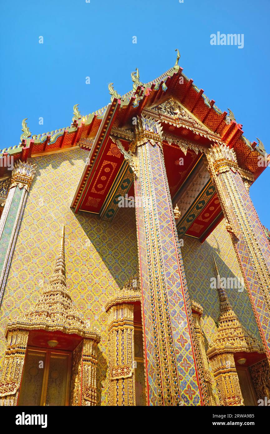 Atemberaubende Fassade der Wat Ratchabophit Buddhist Temple Assembly Hall in Bangkok, Thailand Stockfoto