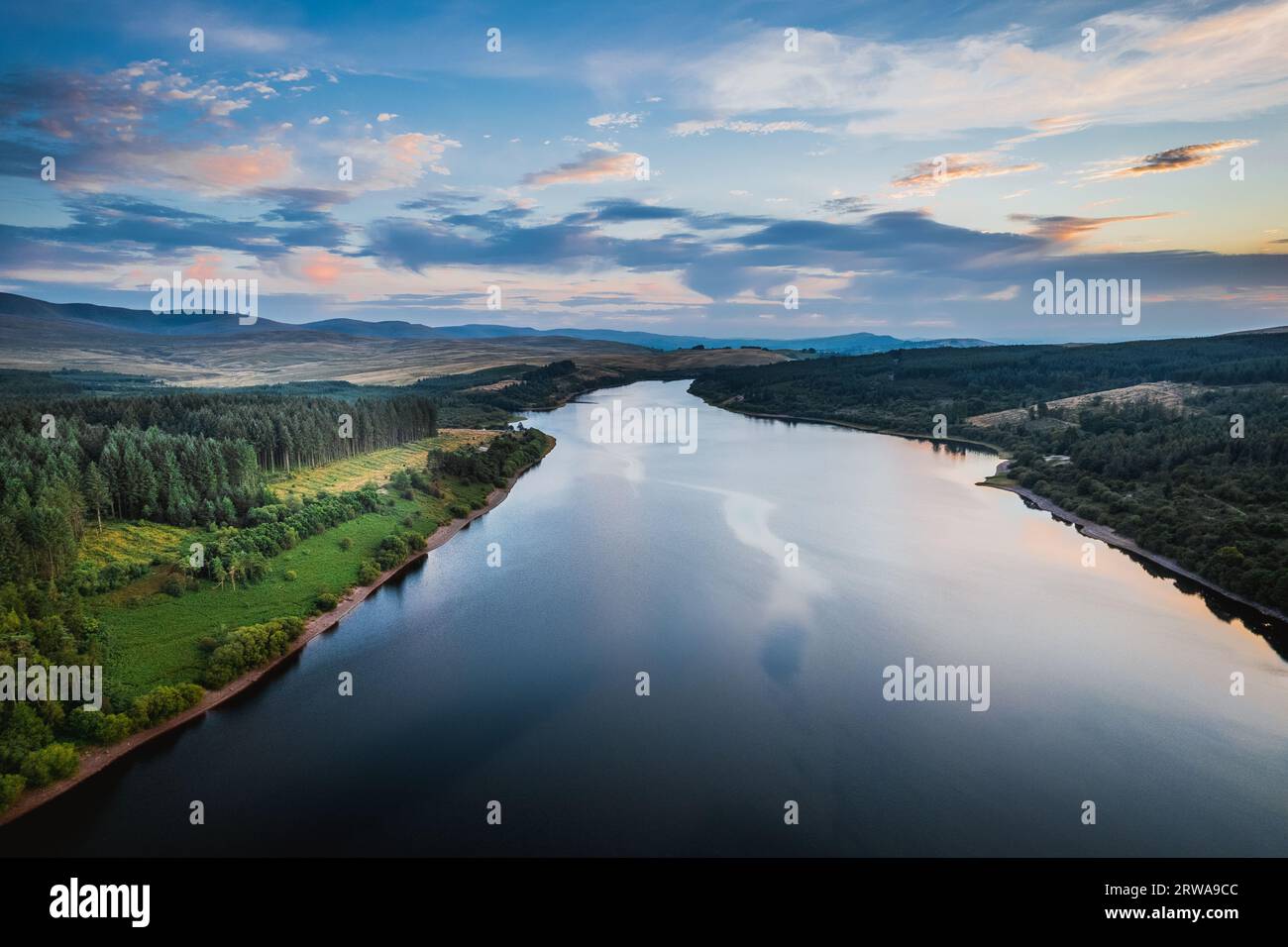 Serene Reflections: Entdecken Sie die ruhige Schönheit des Usk Reservoir in Powys, Brecon, Wales. Der Spiegel der Natur fängt das Wesen des ländlichen Wales ein. Stockfoto