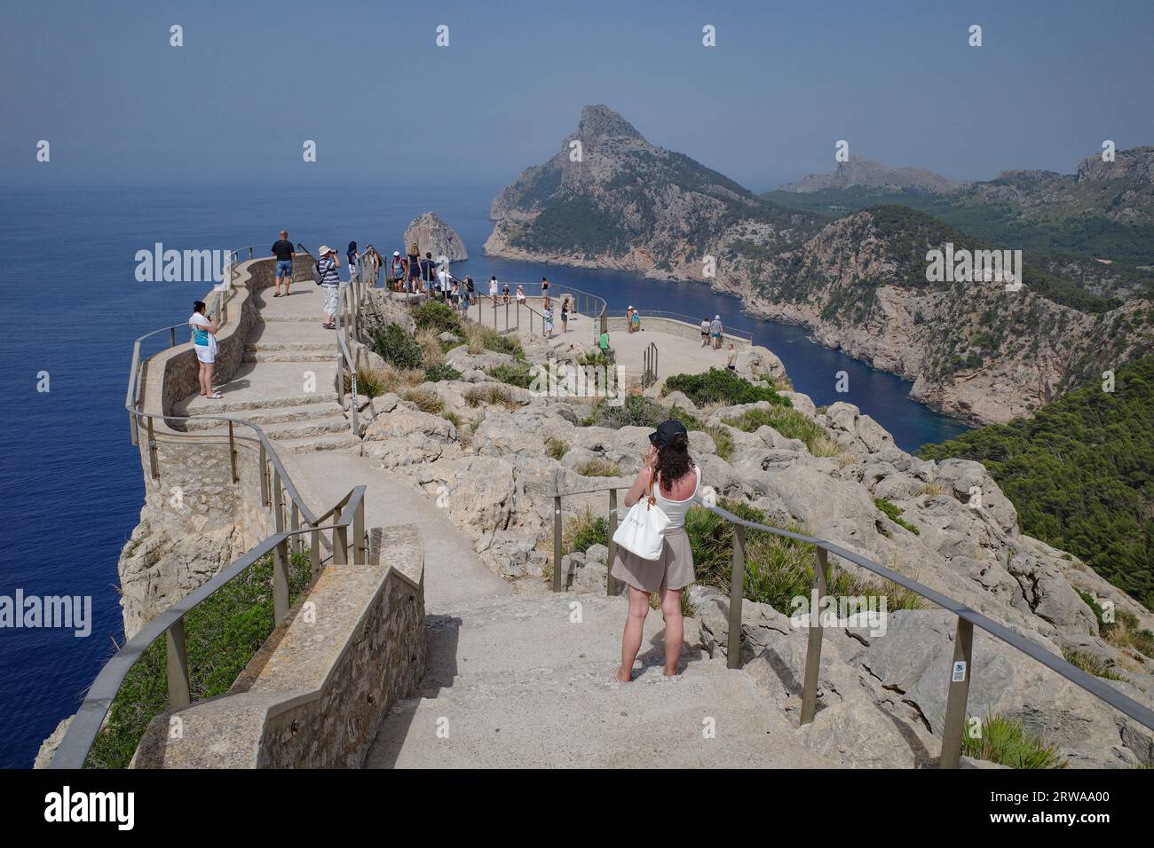 Mallorca, Spanien - 9. Juli 2023: Aussichtspunkt Mirador de Mal Pas an der Straße nach Cape Formentor, Mallorca, Balearen, Spanien Stockfoto