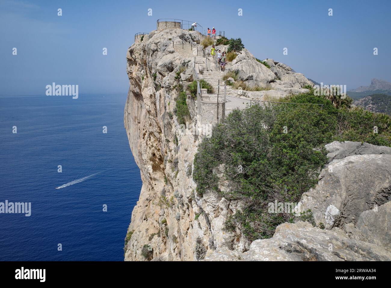 Mallorca, Spanien - 9. Juli 2023: Aussichtspunkt Mirador de Mal Pas an der Straße nach Cape Formentor, Mallorca, Balearen, Spanien Stockfoto