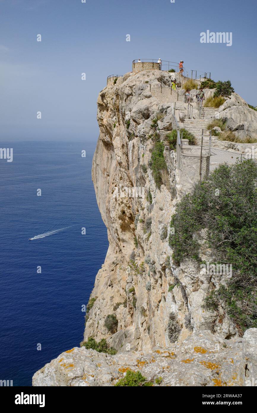 Mallorca, Spanien - 9. Juli 2023: Aussichtspunkt Mirador de Mal Pas an der Straße nach Cape Formentor, Mallorca, Balearen, Spanien Stockfoto