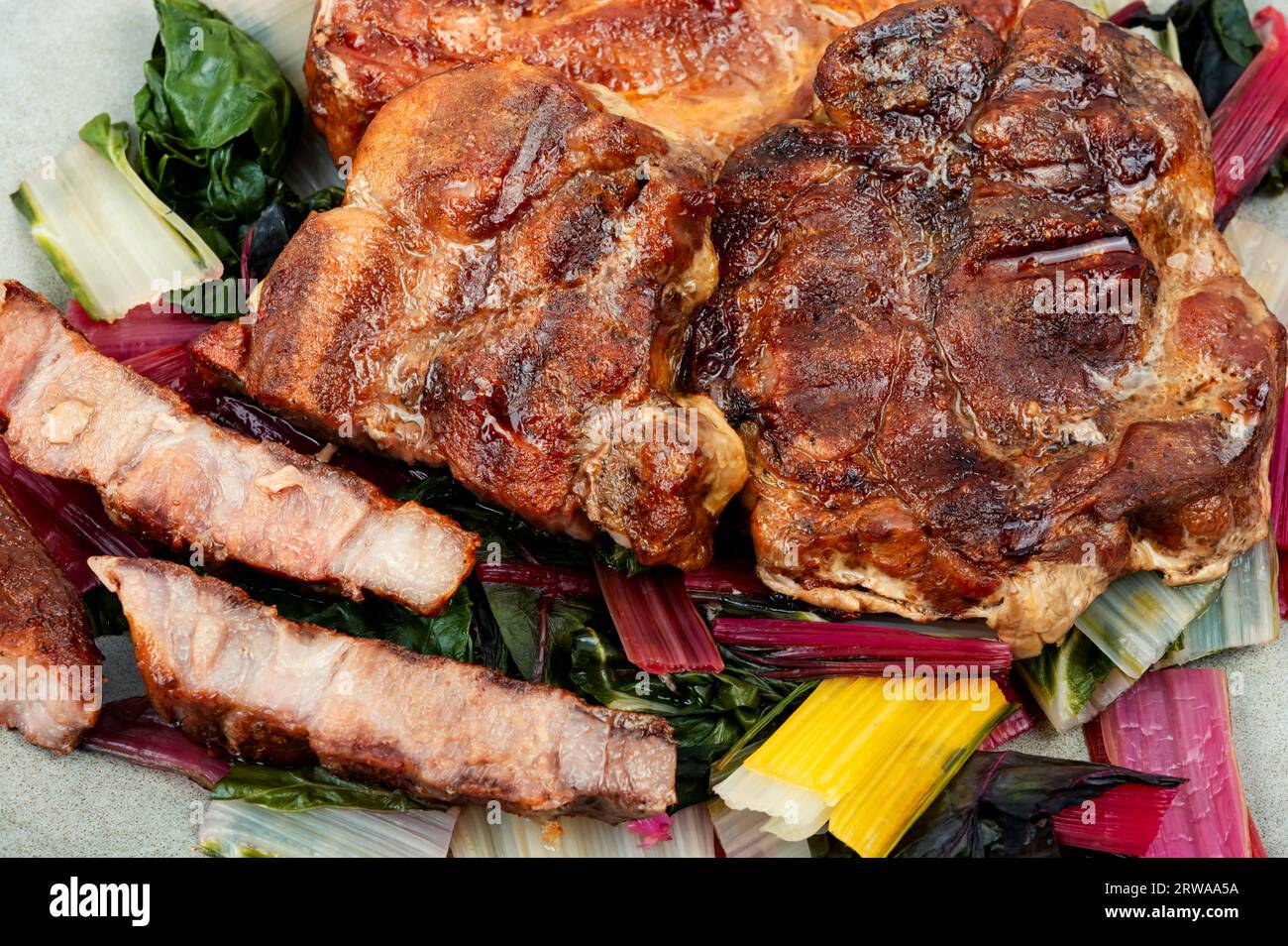 Köstliches gebratenes Fleischsteak und frischer Kräutersalat. Nahaufnahme. Stockfoto