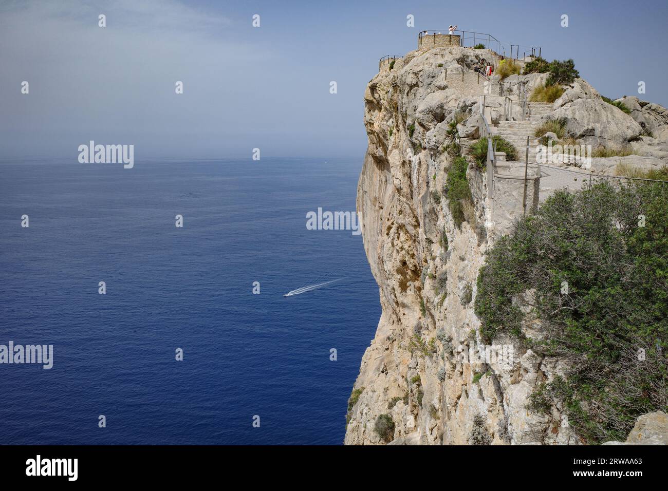 Mallorca, Spanien - 9. Juli 2023: Aussichtspunkt Mirador de Mal Pas an der Straße nach Cape Formentor, Mallorca, Balearen, Spanien Stockfoto