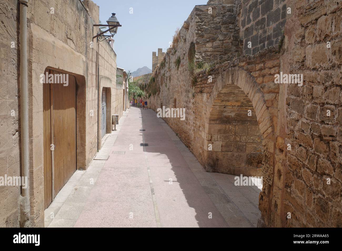 Alcuda, Spanien - 9. Juli 2023: Römische Stadtmauern in der Altstadt von Alcudia, Mallorca Stockfoto