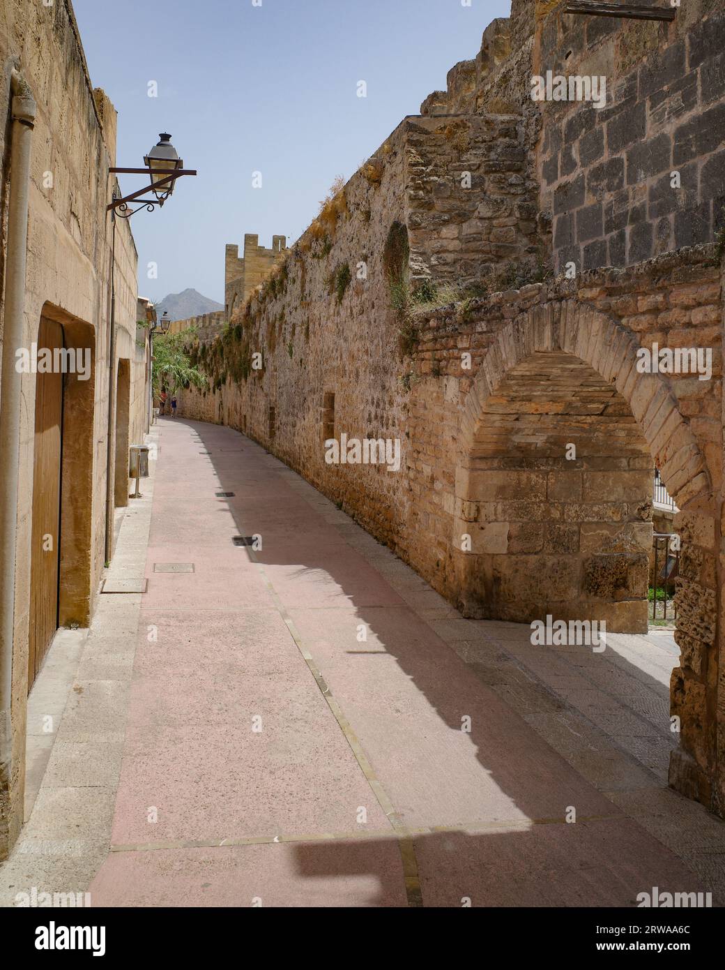 Alcuda, Spanien - 9. Juli 2023: Römische Stadtmauern in der Altstadt von Alcudia, Mallorca Stockfoto