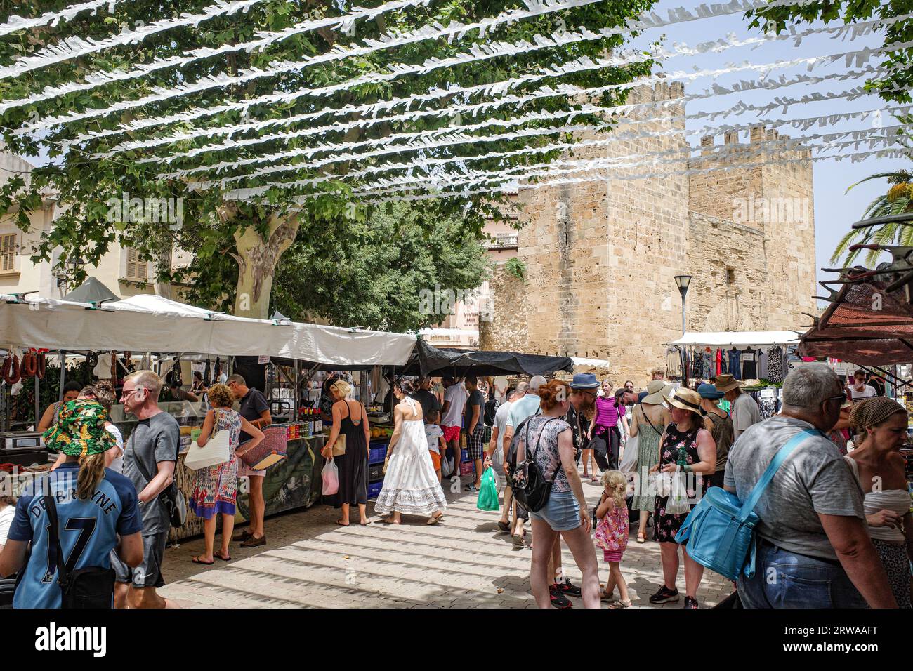 Alcudia, Spanien - 9. Juli 2023: Markttag in der Altstadt von Alcudia, Mallorca Stockfoto