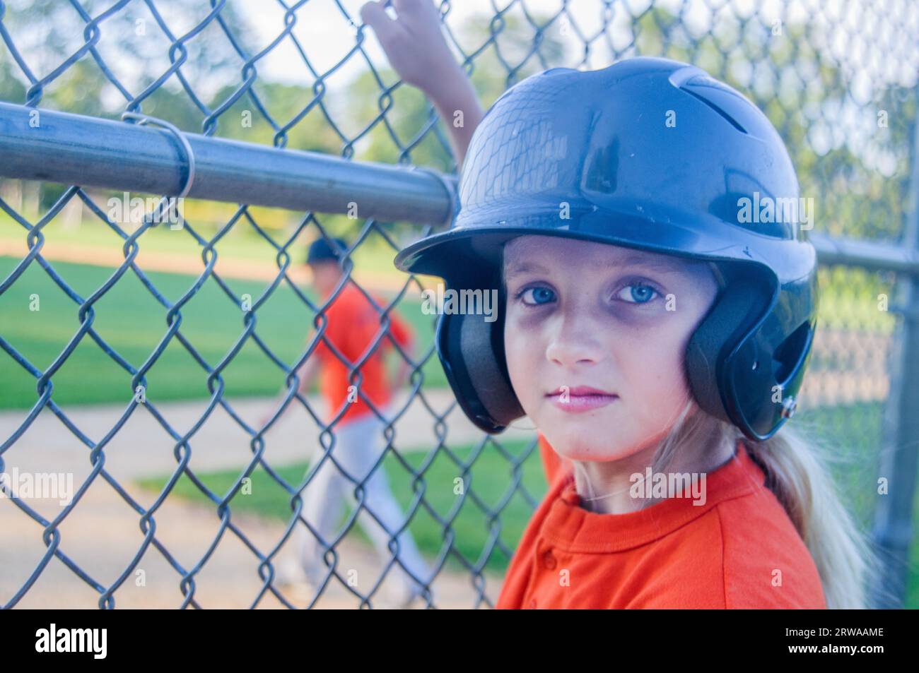 Ein 10-jähriges Mädchen im Baseball-Team der Little League Stockfoto