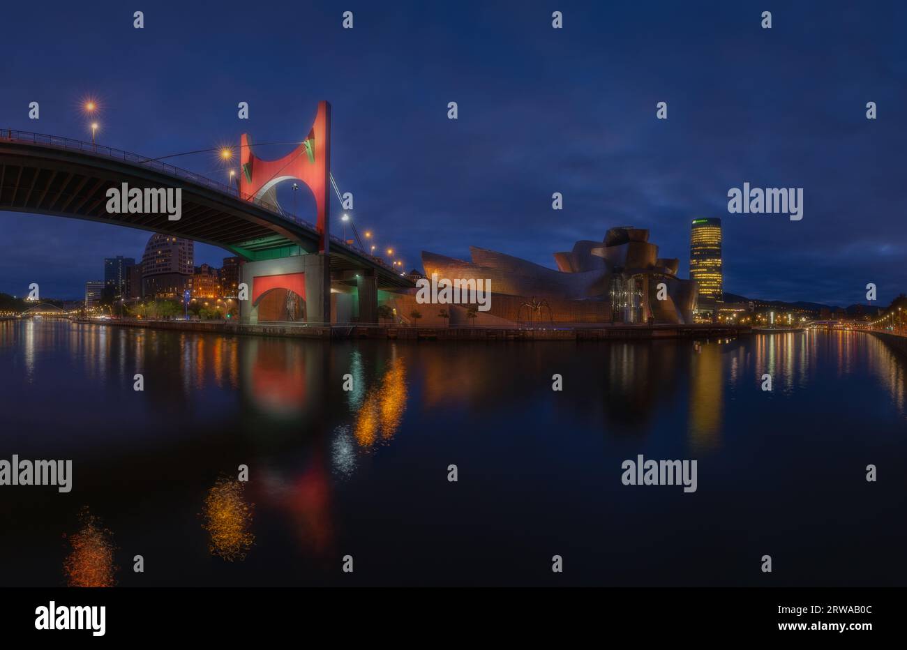 Panoramica en hora azul de Bilbao Stockfoto